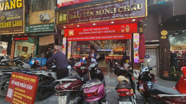 Giá vàng hôm nay mới nhất 14/1/2026: Nhà vàng bán ồ ạt, người mua tháo chạy